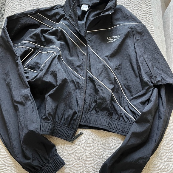 Reebok Classics Cropped Track Jacket 🖤🤍 - Picture 7 of 11